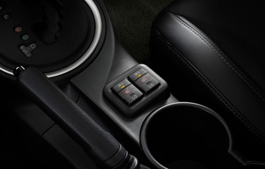 Детали интерьера Scion tC Monogram Series 2014 года  (фото 6 из 9)